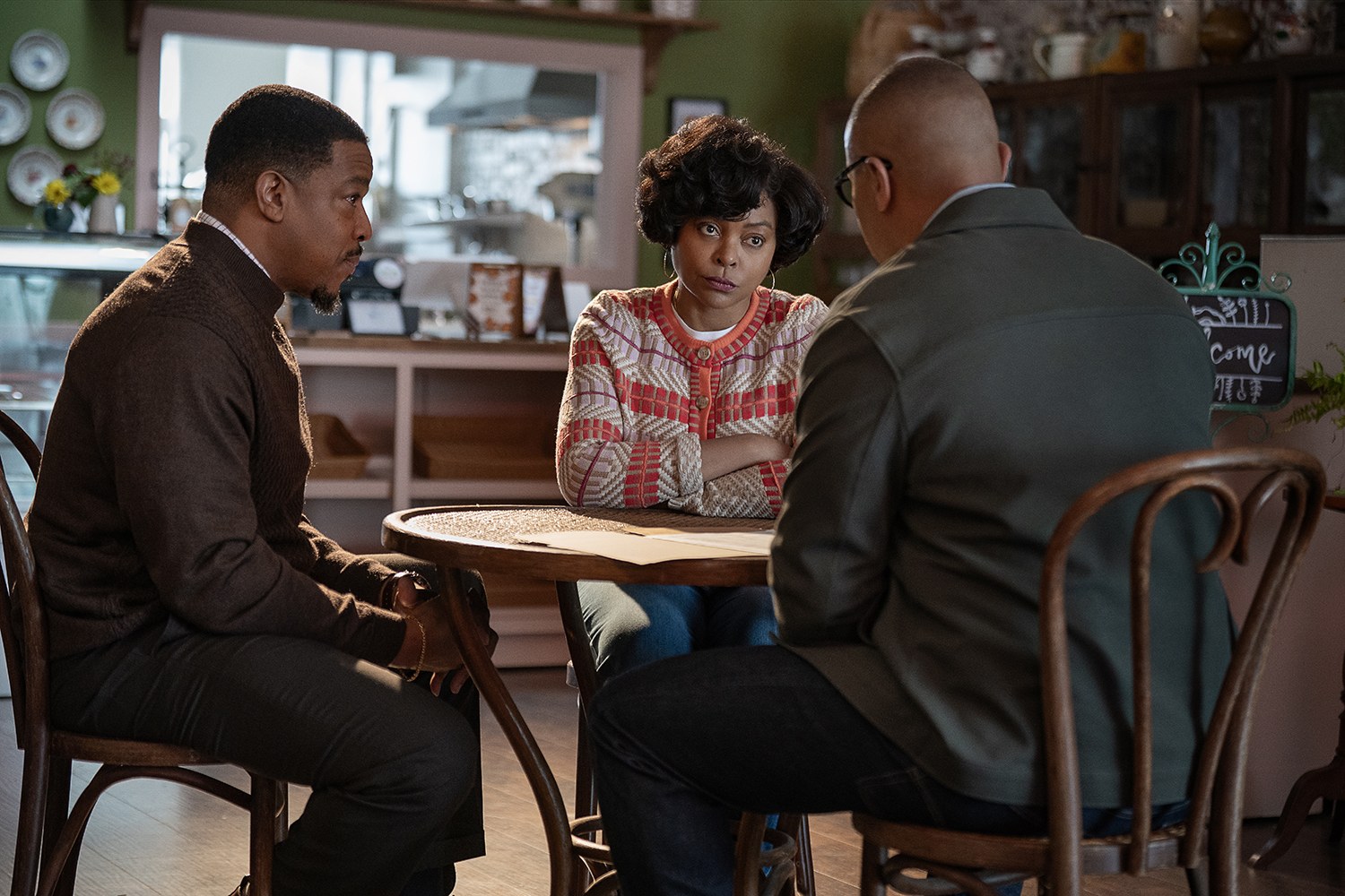 Taraji P. Henson attablée avec deux hommes dans la salle d'une boulangerie, sur une photo du film
